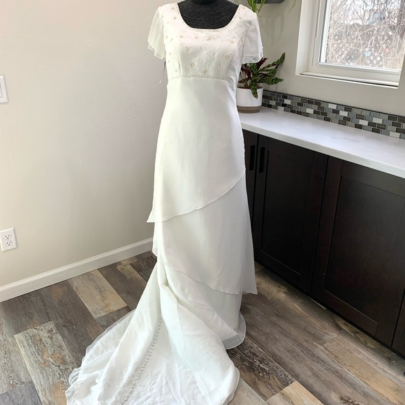 🚫SOLD🚫Modest White Tiered Wedding Gown Sz 12 - Picture 8 of 12